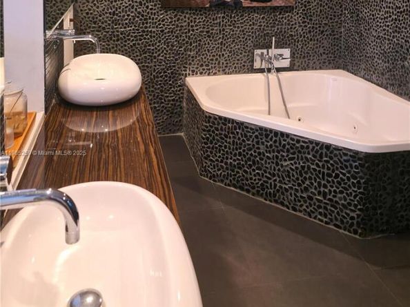 1368 Normandy Dr, Miami Beach FL 33141