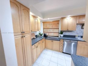 450 Commodore Dr 306, Plantation FL 33325