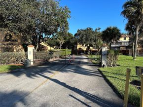 450 Commodore Dr 306, Plantation FL 33325