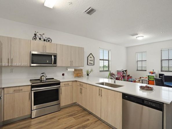 15500 SW 136th St 202, Miami FL 33196