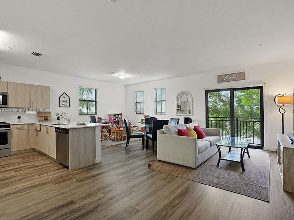 15500 SW 136th St 202, Miami FL 33196
