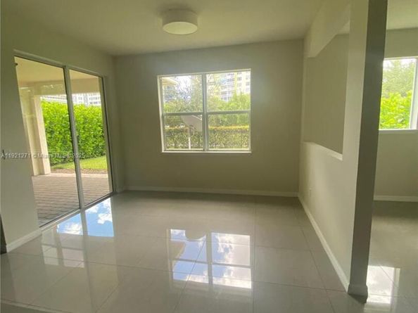 4352 Large Leaf Ln, Hollywood FL 33021