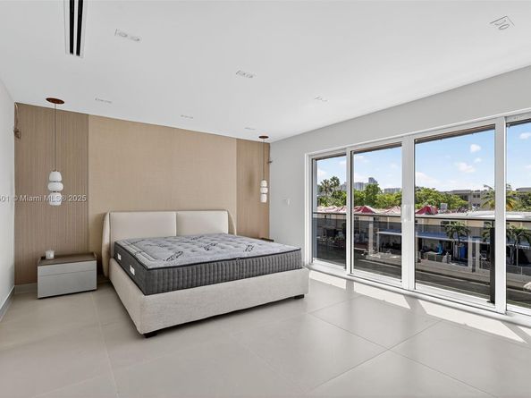 3830 NE 171st St, North Miami Beach FL 33160