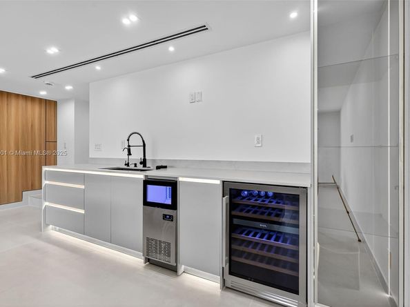 3830 NE 171st St, North Miami Beach FL 33160