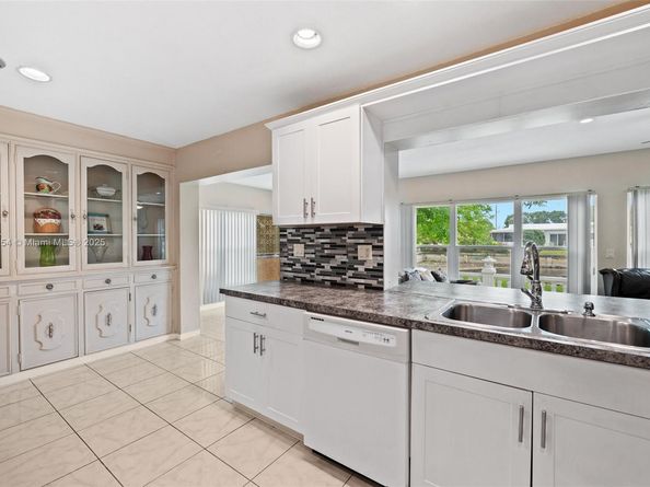 6905 NW 73rd St, Tamarac FL 33321