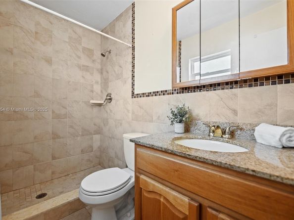 6905 NW 73rd St, Tamarac FL 33321