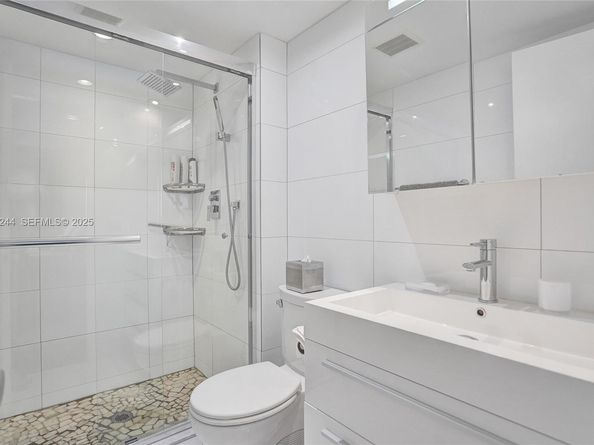 580 Egret Dr 220, Hallandale Beach FL 33009