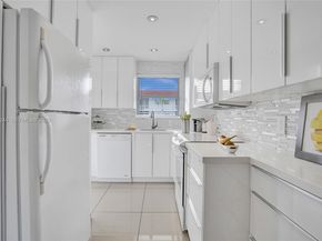 580 Egret Dr 220, Hallandale Beach FL 33009