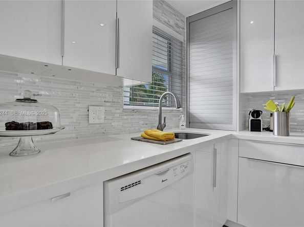 580 Egret Dr 220, Hallandale Beach FL 33009