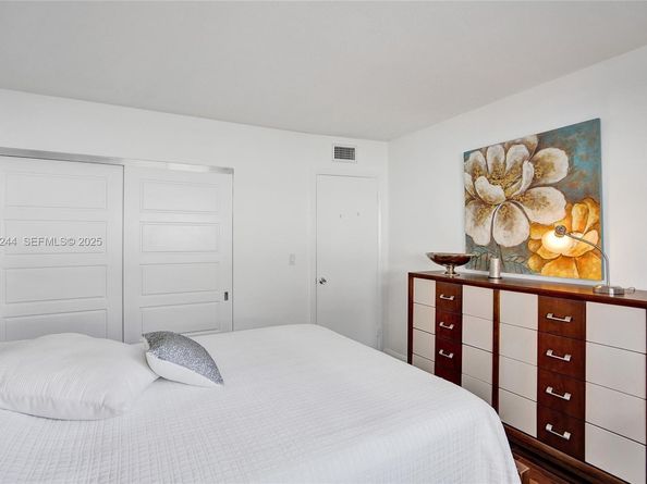 580 Egret Dr 220, Hallandale Beach FL 33009