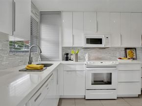 580 Egret Dr 220, Hallandale Beach FL 33009