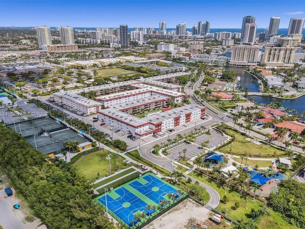 580 Egret Dr 220, Hallandale Beach FL 33009