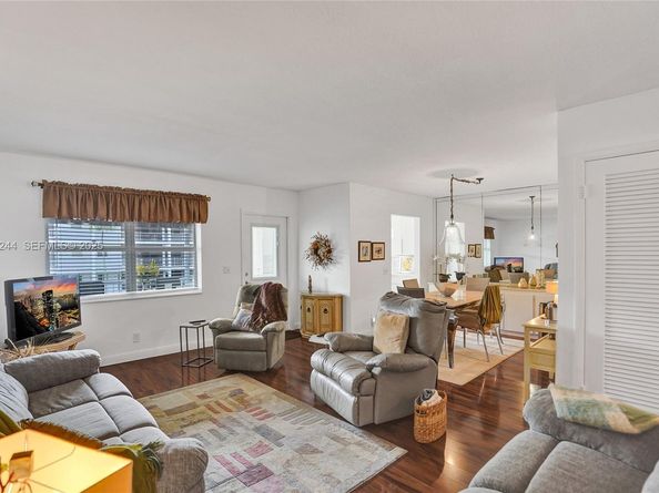 580 Egret Dr 220, Hallandale Beach FL 33009