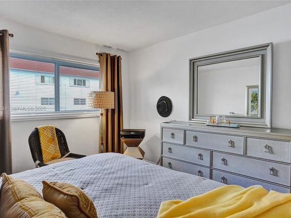 580 Egret Dr 220, Hallandale Beach FL 33009