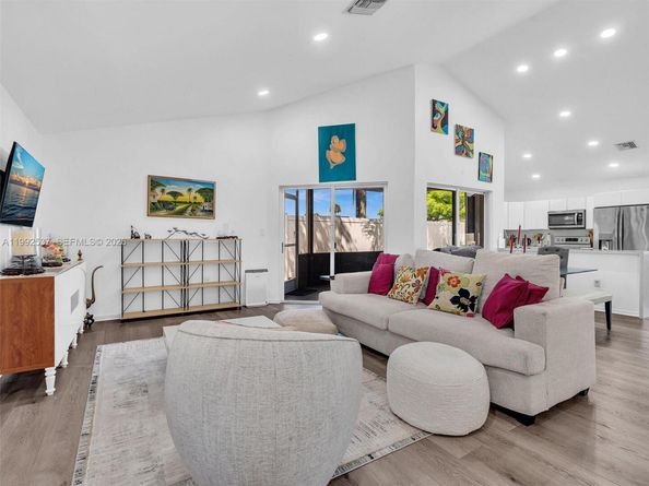 371 NW 101st Ter, Pembroke Pines FL 33026
