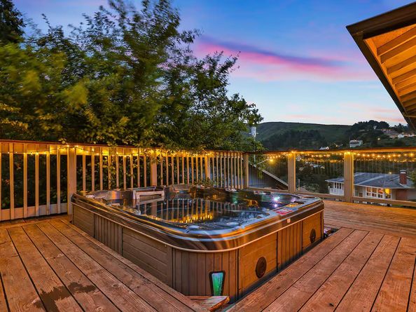 1050 Yosemite Dr, Pacifica CA 94044