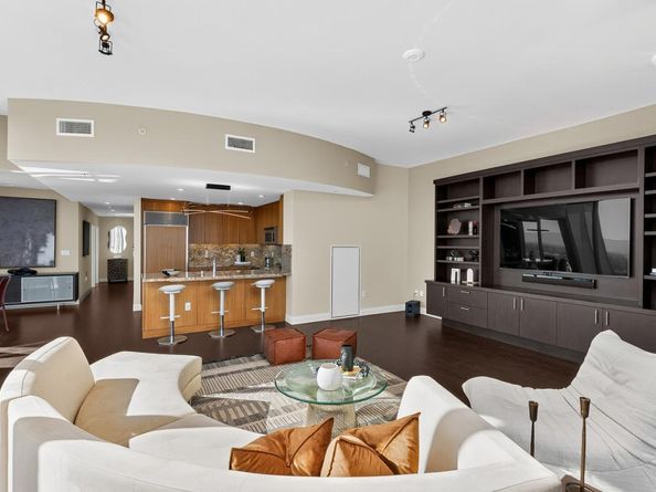 38 N Almaden Boulevard 2001, San Jose CA 95110
