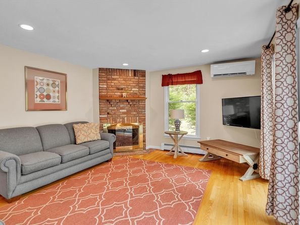 271 Pond St, Hopkinton MA 01748