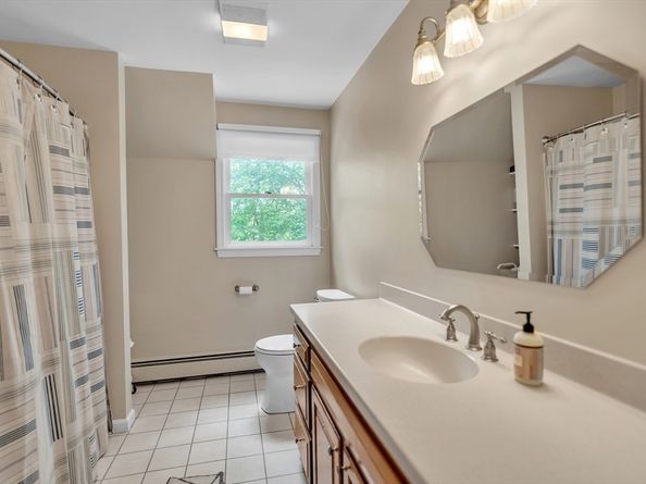 271 Pond St, Hopkinton MA 01748