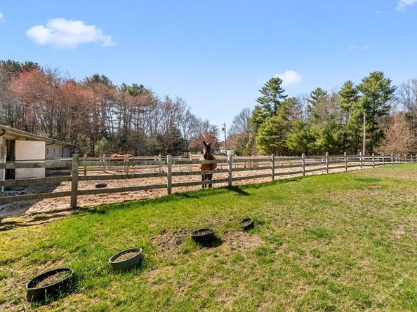 714 Snipatuit Rd, Rochester MA 02770