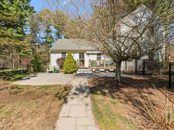 714 Snipatuit Rd, Rochester MA 02770