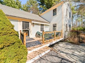 714 Snipatuit Rd, Rochester MA 02770