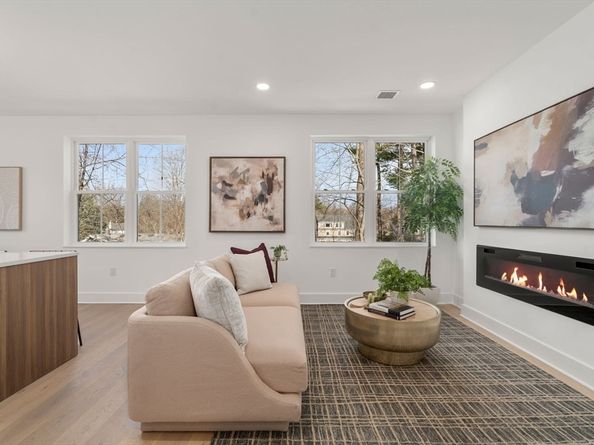 16 Stearns 302, Wellesley MA 02482