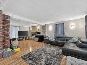 74 Alandale Pkwy, Norwood MA 02062