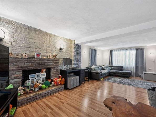 74 Alandale Pkwy, Norwood MA 02062