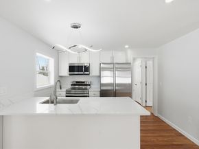 8 Sussex Ln, Worcester MA 01602