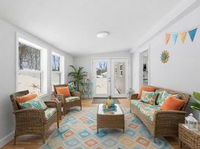 8 Sussex Ln, Worcester MA 01602