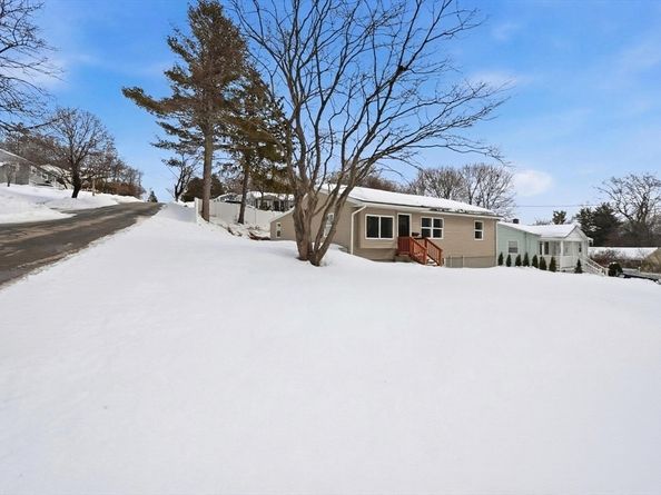 8 Sussex Ln, Worcester MA 01602