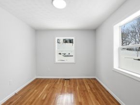 8 Sussex Ln, Worcester MA 01602