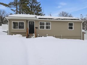 8 Sussex Ln, Worcester MA 01602