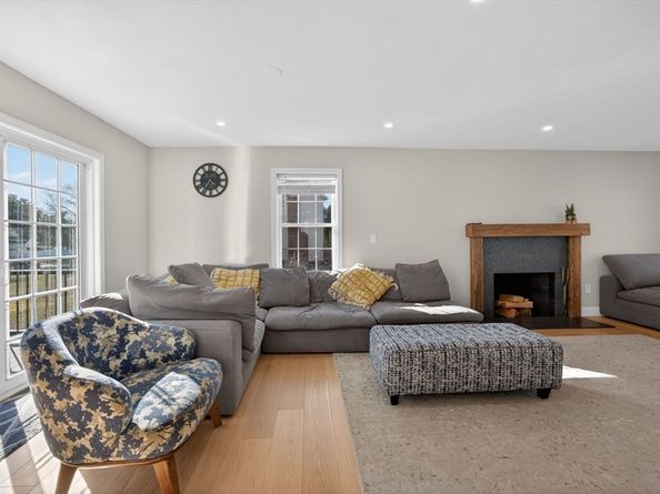 43 Mohawk Dr, Gardner MA 01440