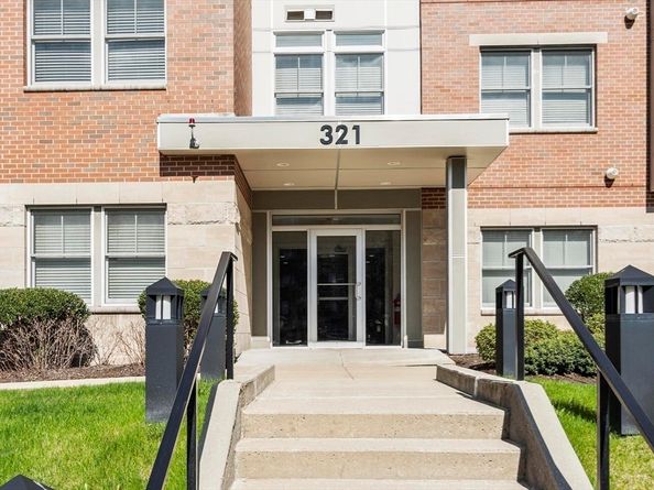321 Hammond Pond Pkwy 103, Brookline MA 02467