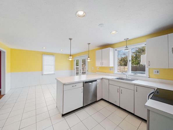 75 Erica Dr, Stoughton MA 02072