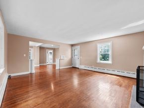 9 Dervin Pl, Clinton MA 01510
