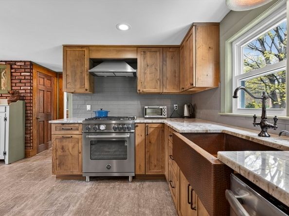 58 School St, Groveland MA 01834