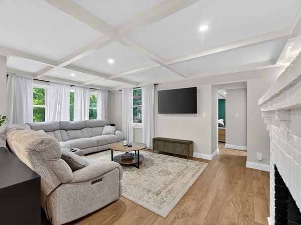 33 Lincoln St, Medway MA 02053