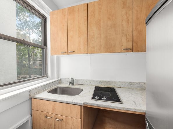 325 West 45th Street 312, New York NY 10036