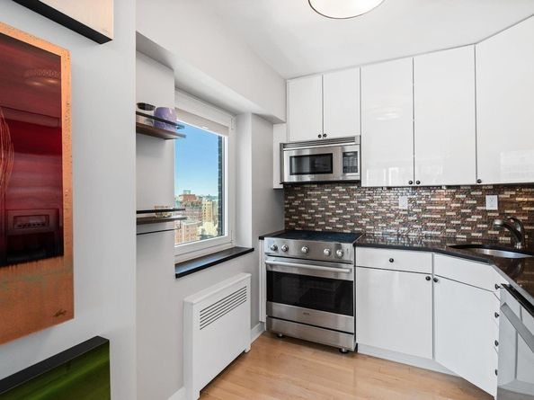 45 West 67th Street 25D, New York NY 10023