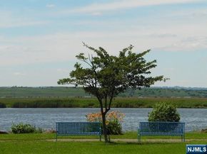 32 Luhman Terrace, Secaucus NJ 07094