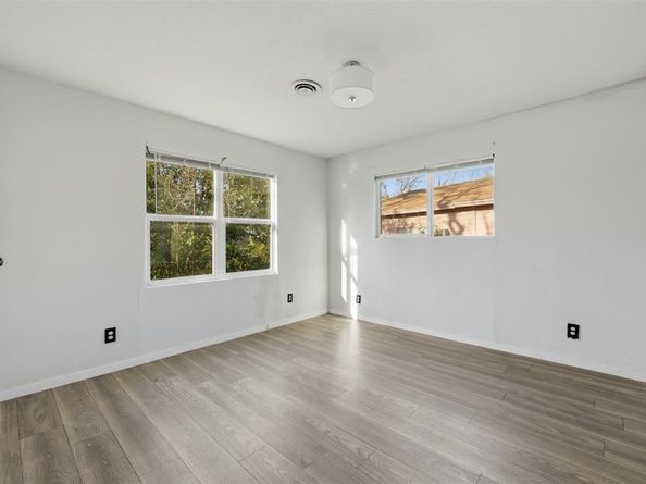 1044 E Cantey Street , Fort Worth Texas 76104
