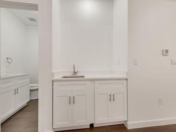 2706  Lenway Street , Dallas Texas 75215