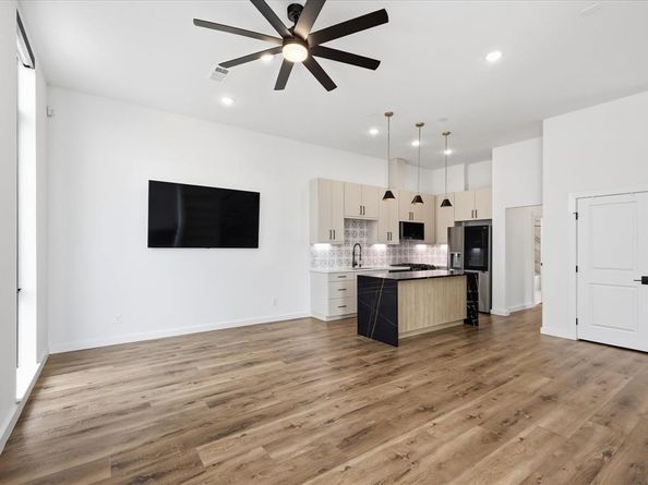 453 W Morphy Street , Fort Worth Texas 76104