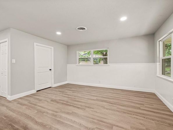 1307  Ravenwood Drive , Arlington Texas 76013