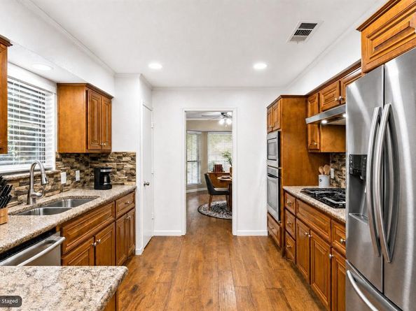615  Country Green Lane , Arlington Texas 76011