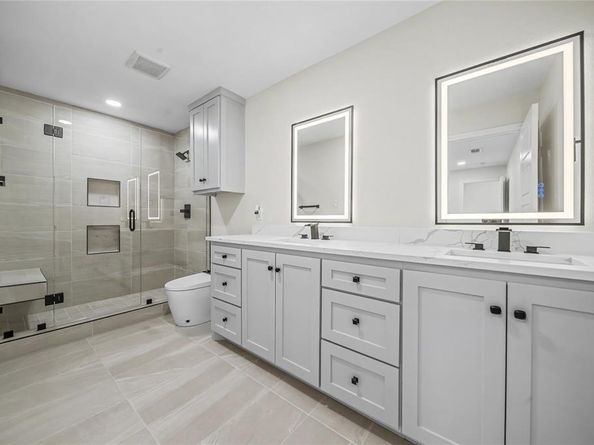 703 N Dwight Avenue , Dallas Texas 75211