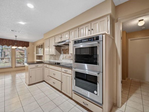 1800  High Vista Court , Fort Worth Texas 76112